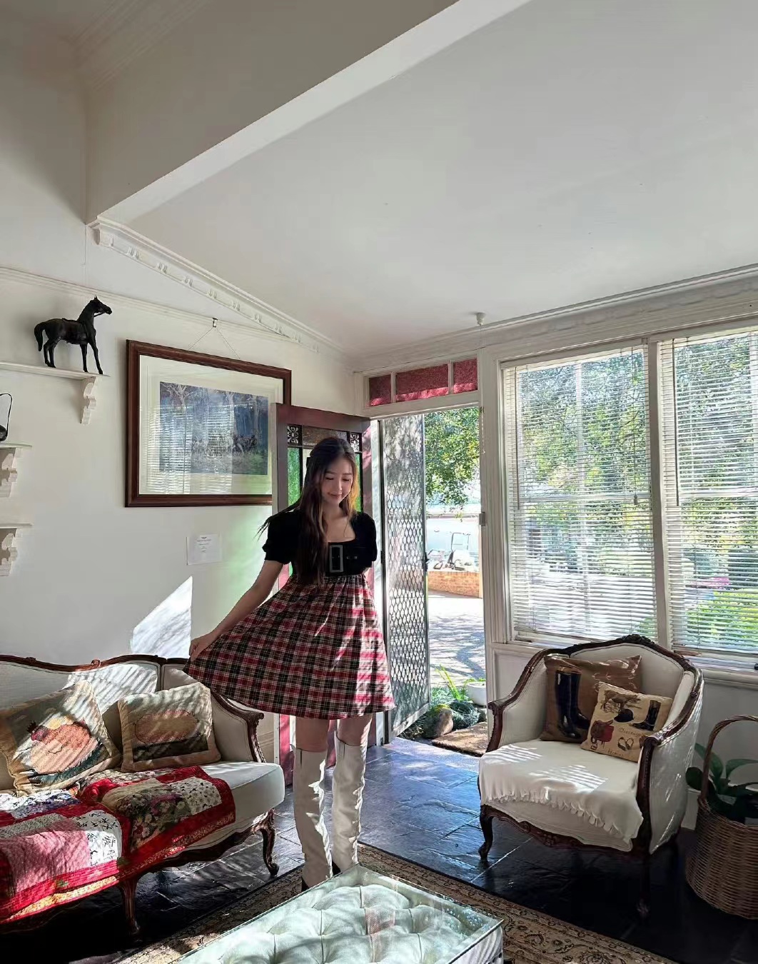 虞书欣同款连衣裙是什么品牌,虞书欣挑染银发黑色连衣裙