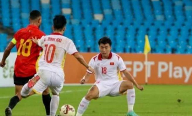 新王登基！越南国足创造历史，史上首次夺冠，队员怒吼疯狂庆祝