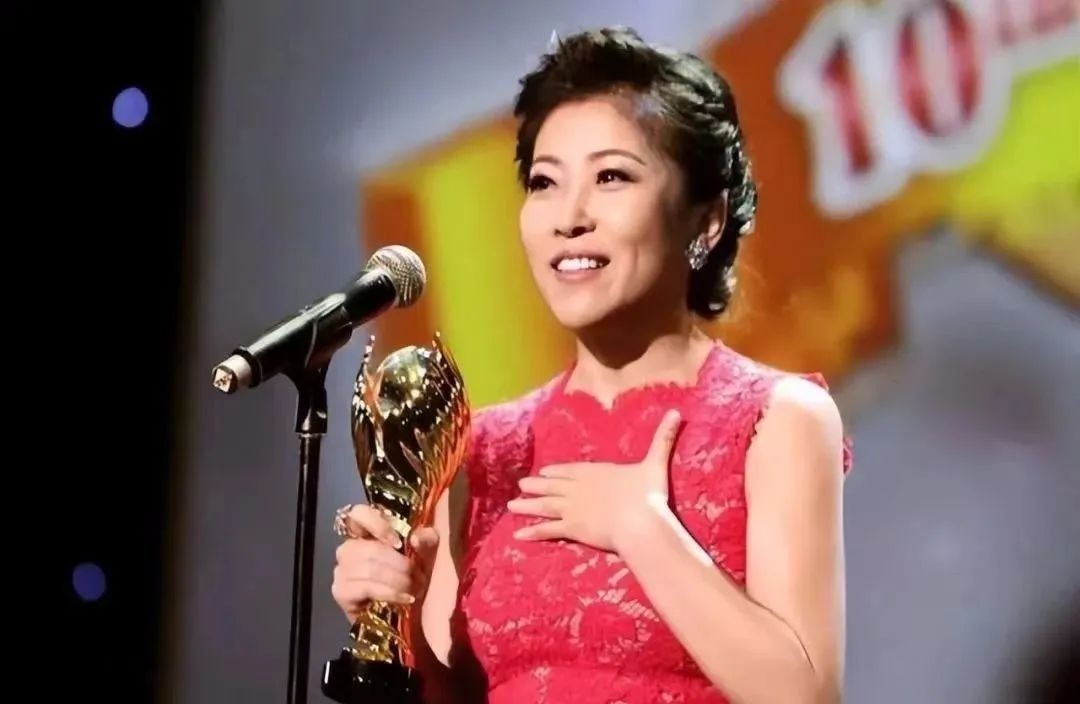 她是体坛的败类，卷走44亿逃亡美国，如今买飞机、住豪宅生活潇洒