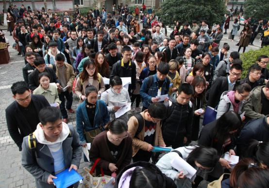 专科应届毕业生找什么工作比较好,专科毕业生找工作难的现象很普遍