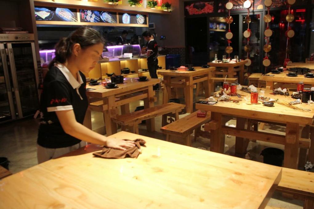 赤裸女子惨死菜地，*体下**被塞满杂草，警方靠一个米糠袋锁定真凶