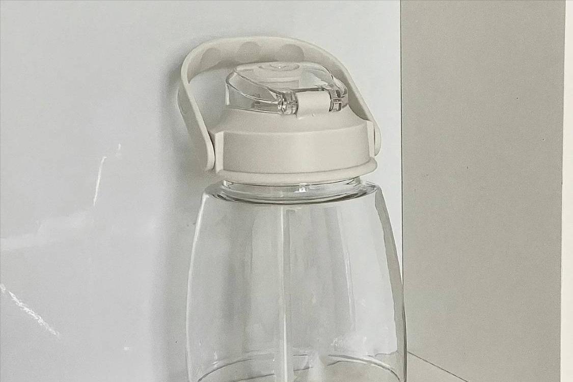 家有水杯请注意！“夺命杯”曾遭央视多次曝光，热水进“毒水”出