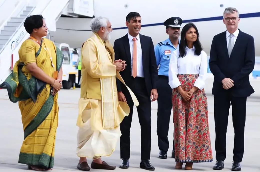 英国第一夫人在印度新照！穿粉色纱丽少女感满满，苏纳克也帅