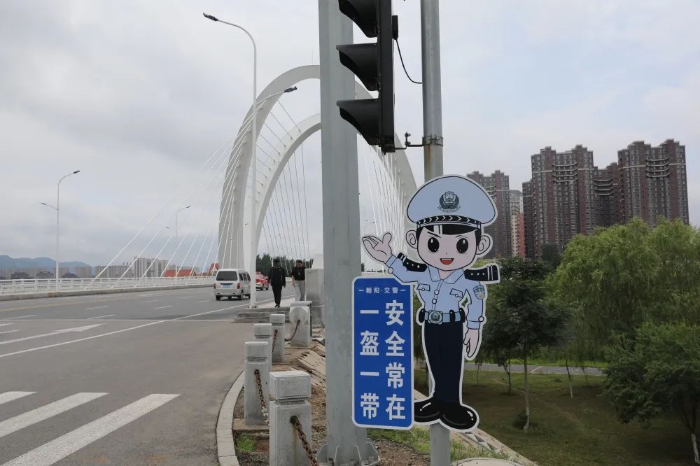 萌翻了！辽宁朝阳卡通交警“上岗”执勤，24小时助力文明交通！