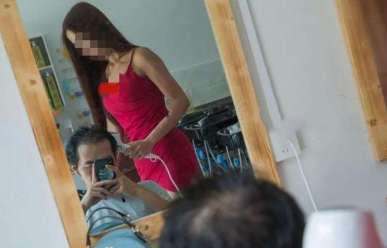 美发店里的“女摸特”，男子理发还能摸腿，兴奋充值12万后被拉黑