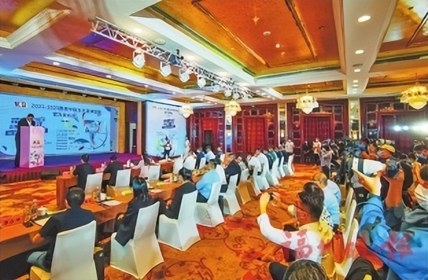 全国顶级篮球联赛首次在榕举办，姚明亮相中国女子篮球联赛新闻发布会