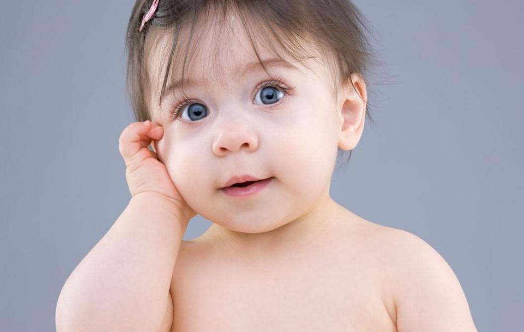 宝宝出生皮肤黑长大以后会变白吗,宝宝出生后很白为什么慢慢变黑了