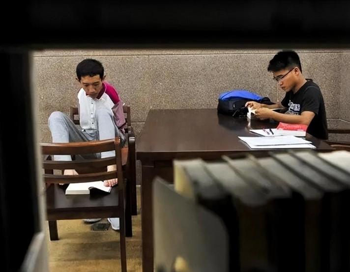 无臂男孩彭超高考,四川无臂青年彭超是哪个高中的