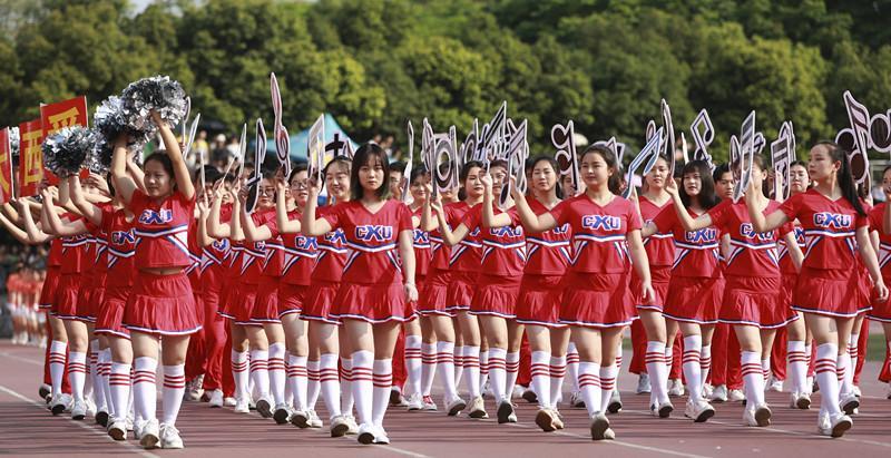运动会举牌惊艳女孩照片,运动会举牌女生惊艳全场