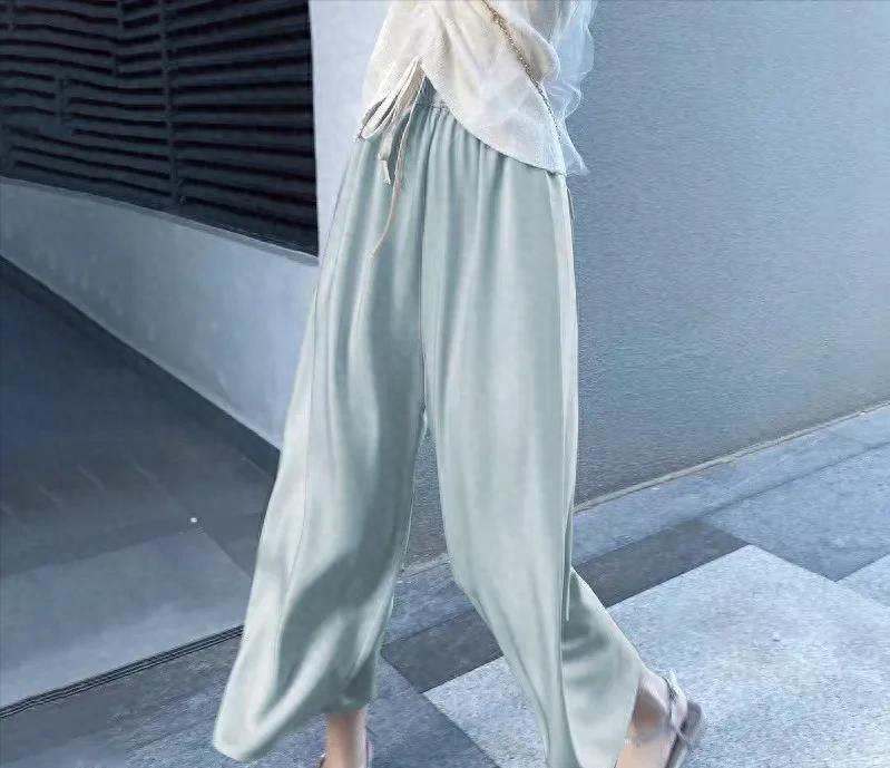 女导游穿紧身裤子被质疑,女导游贴身裤