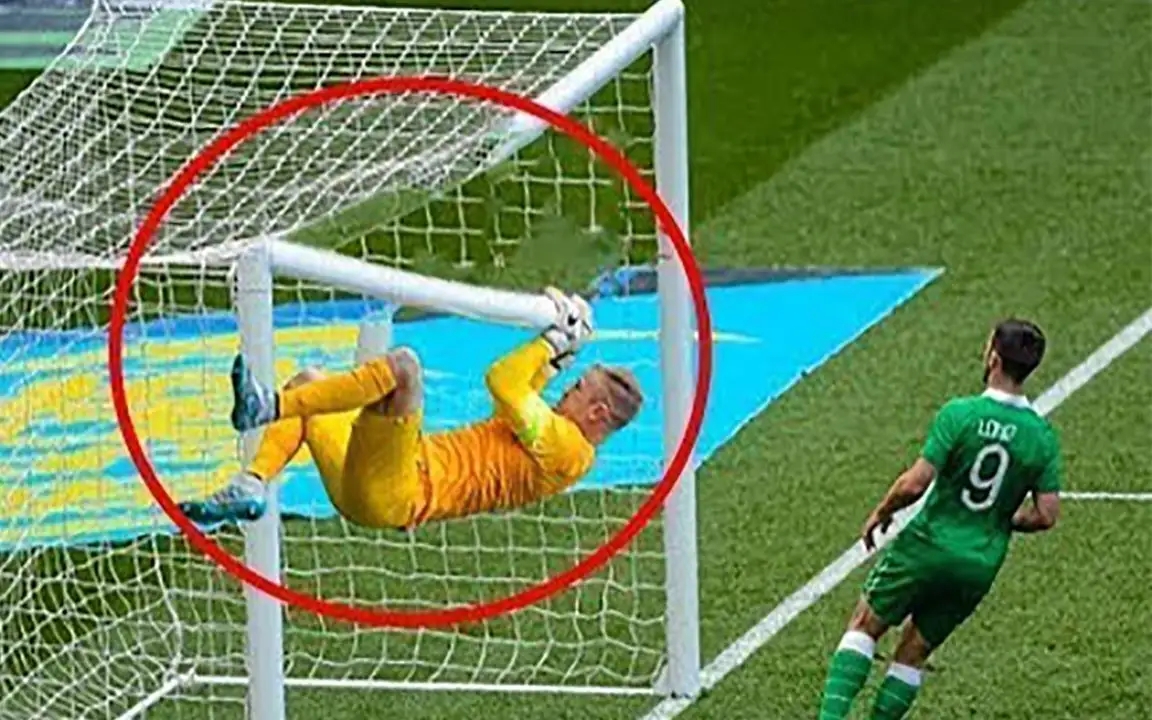 小学一年级足球课第一节,三圣路小学第一节足球课