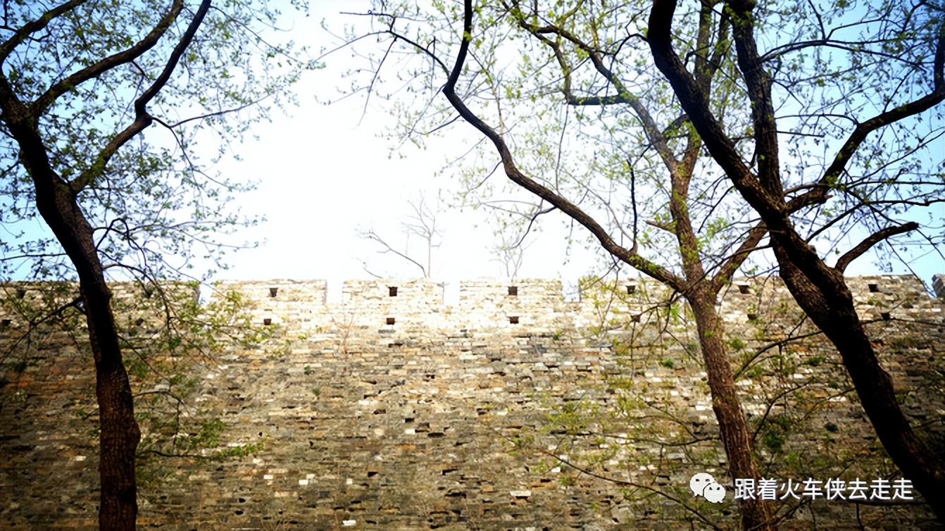 南京城墙下的琵琶湖,南京旅游先看城墙还是先看玄武湖
