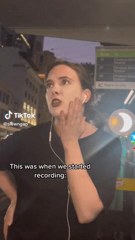 亚裔美女走在街头突然被骂：你们亚洲女戴美瞳就为有蓝眼睛！做作