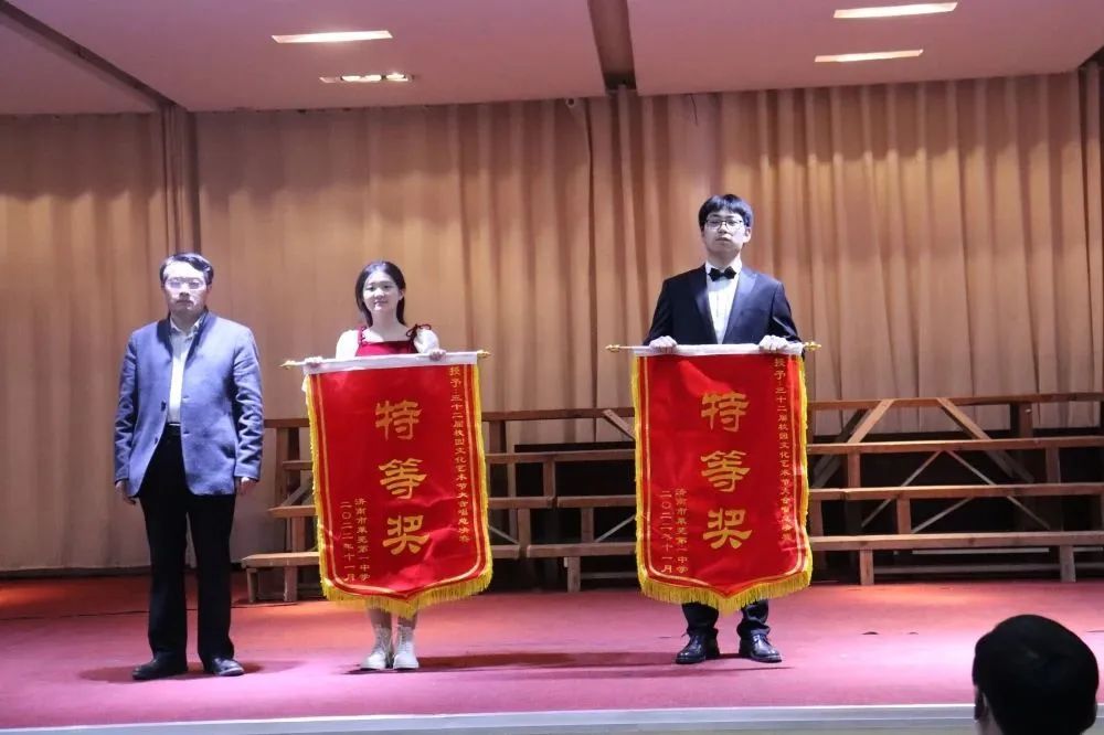 莱芜一中第30届歌手大赛,莱芜一中61级合唱比赛