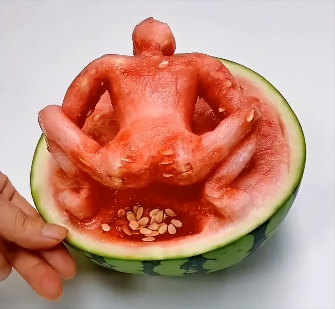 女友网上买了一件紧身裙子，这能穿的下？”网友：这也太紧了吧