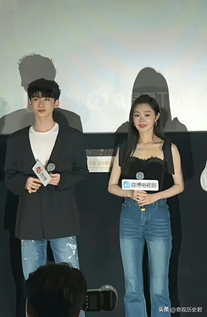 白敬亭宋轶扫楼拍照换玩偶,白敬亭穿外套抱宋轶