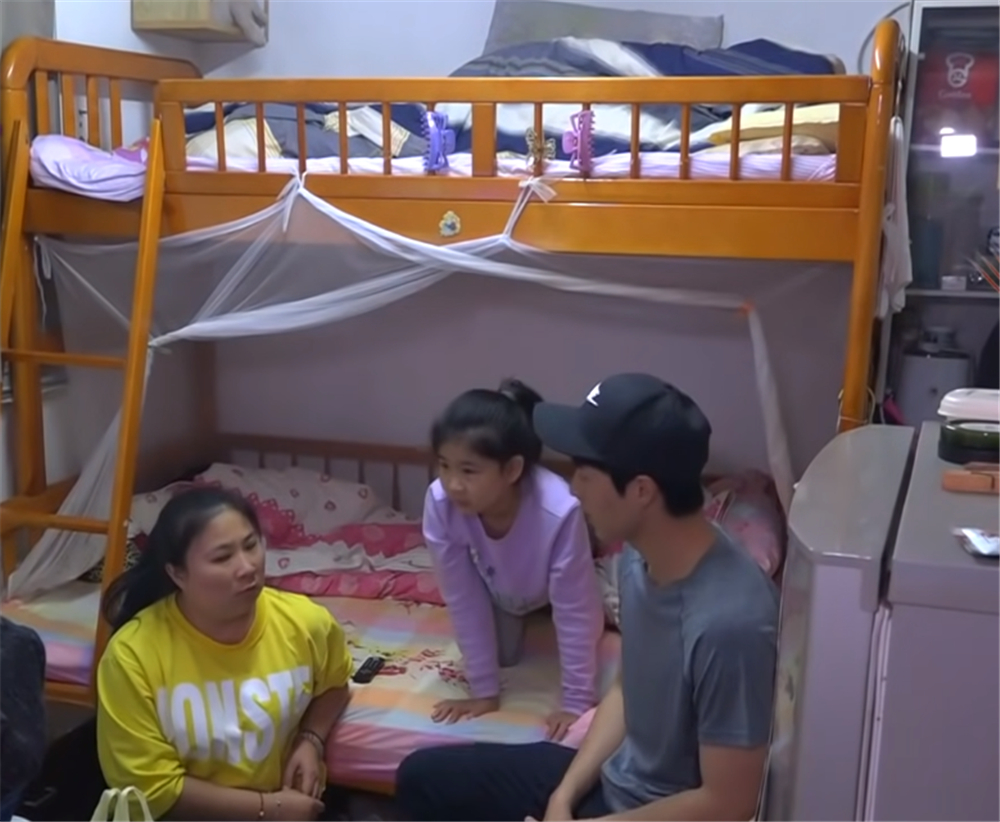 香港单亲妈妈住8平方劏房,香港单亲妈妈带3岁女儿住劏房