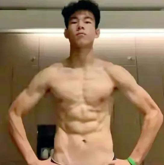 留洋小将秀身材，肌肉线条明晰，比国足大肚腩强多了