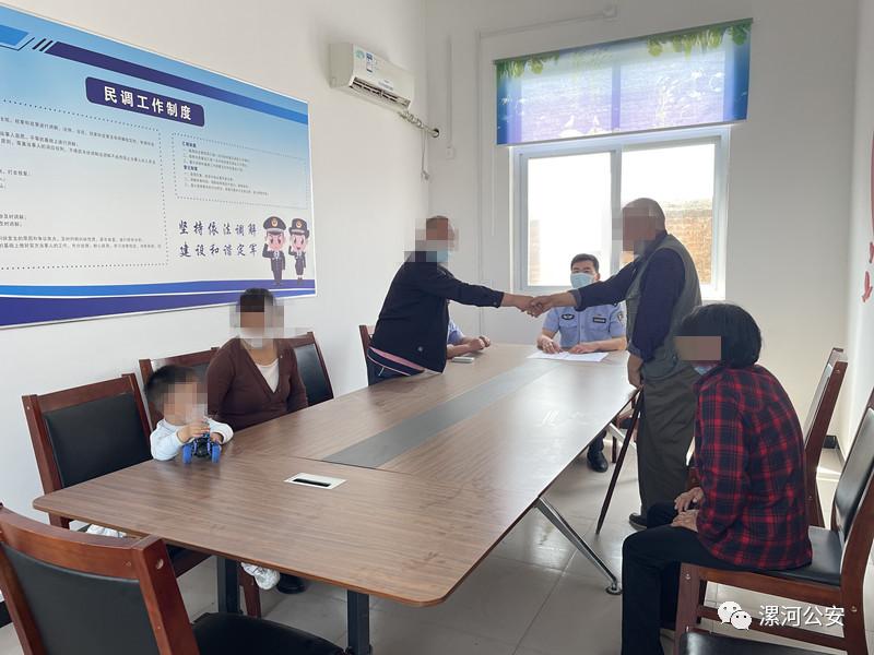 节日我在岗公安守护平安不打烊,节日我在岗户籍民警不打烊