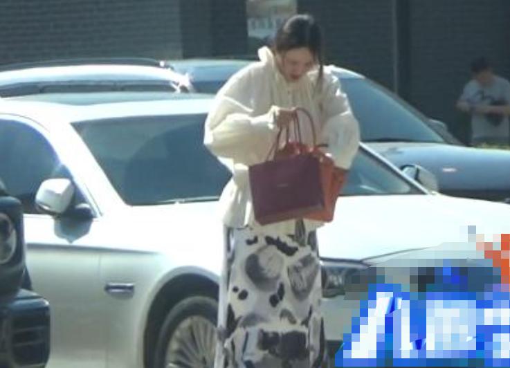 51岁侯勇携小娇妻出游好风光,54岁侯勇与三婚娇妻逛街