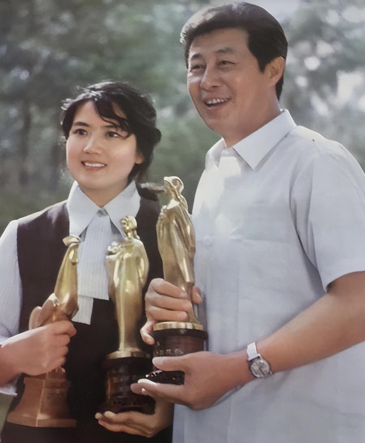 91岁电影演员王心刚近况,王心刚对妻子不离不弃