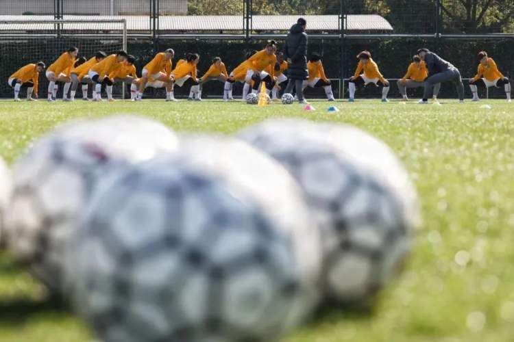 战冬训·攀新高｜冠军的精神代代传承!追梦路上,小玫瑰们努力奔跑