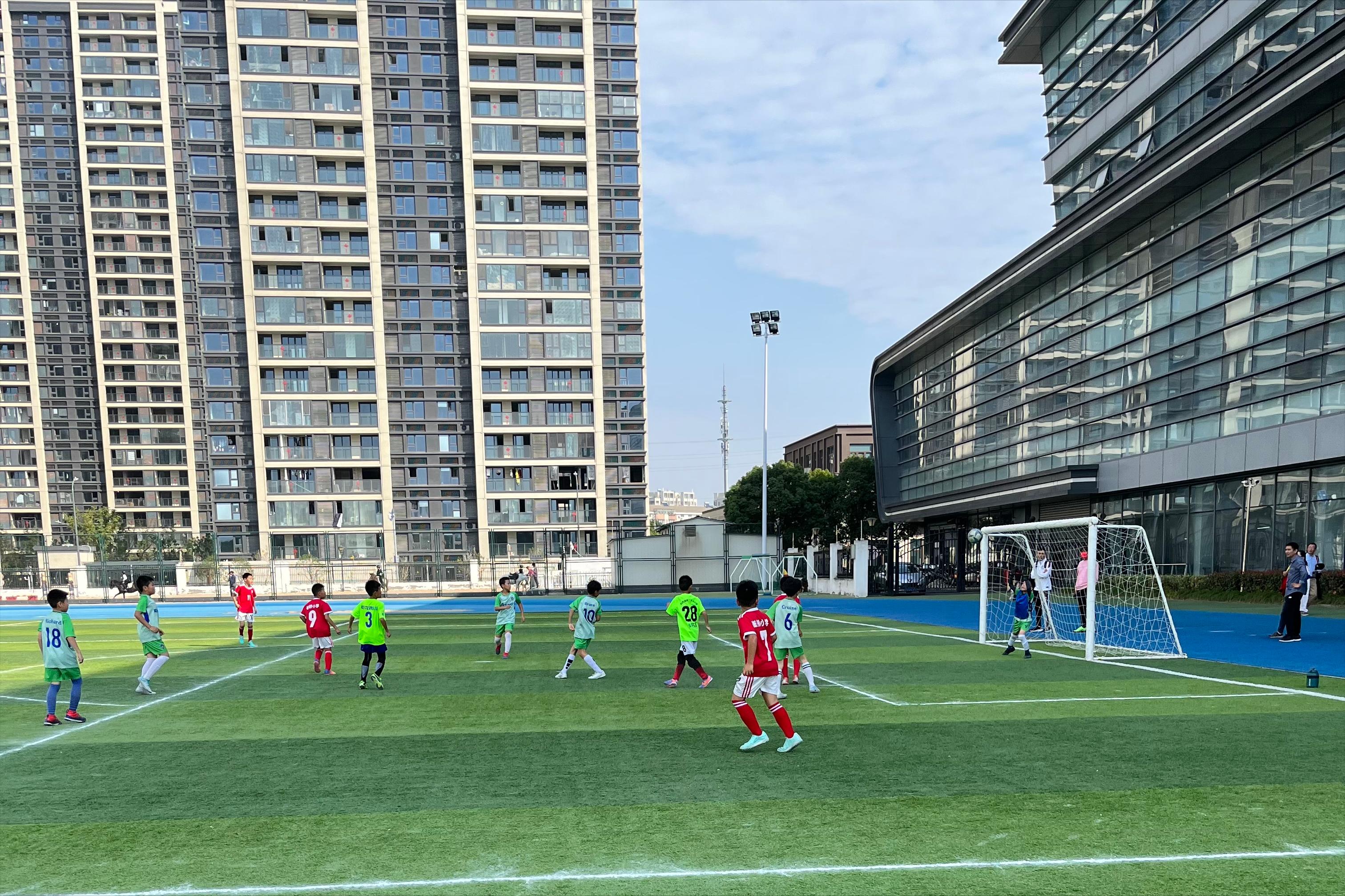 追梦绿茵场“龙城体育小达人”青少年足球俱乐部邀请赛开赛