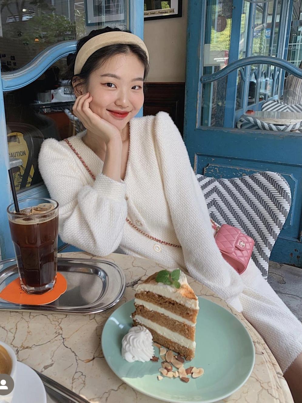 别再披头散发了教你一招秒变女神,今年别再披头散发了三款减龄发型