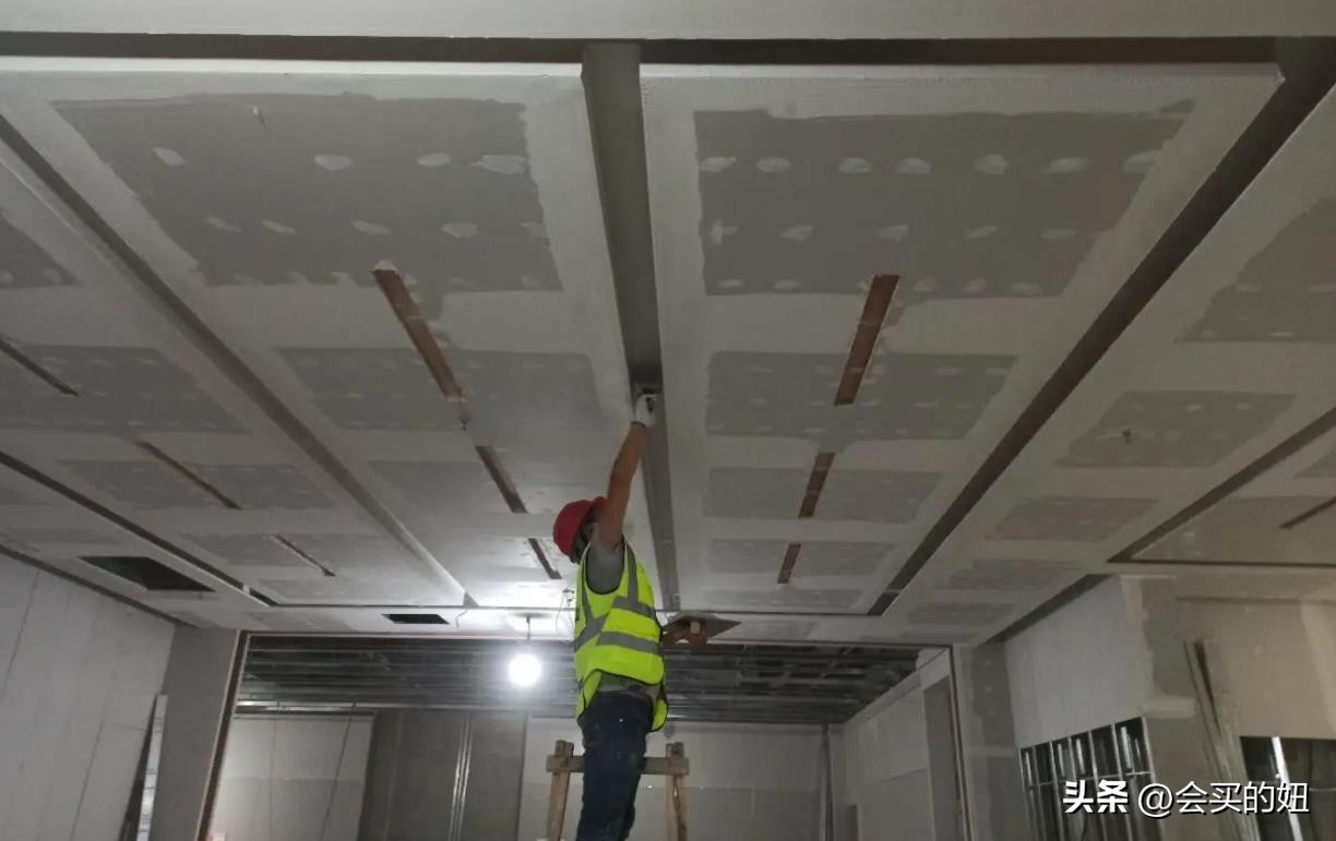 刮腻子怎么避免刷到玻璃上,刮腻子遇到坑怎么办