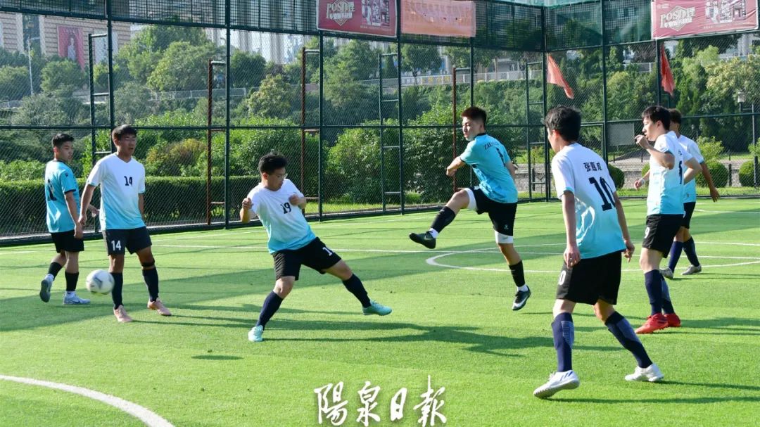 周末看足球比赛,周末去球场看球