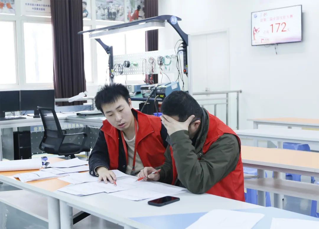 开赛！中华人民共和国第二届职业技能大赛重庆市选拔赛电子技术项目（世赛选拔与国赛精选）在铁路校拉开帷幕