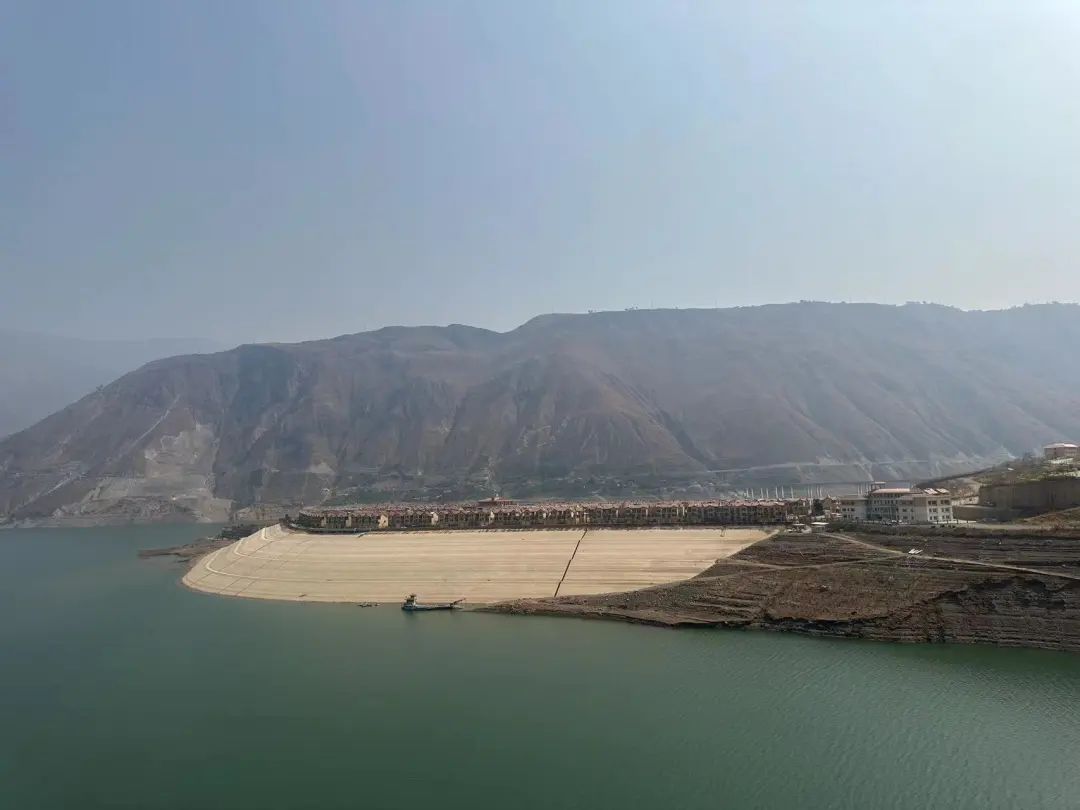 警察查无人区拦车真实事件,警察在马路拦车抓捕现场