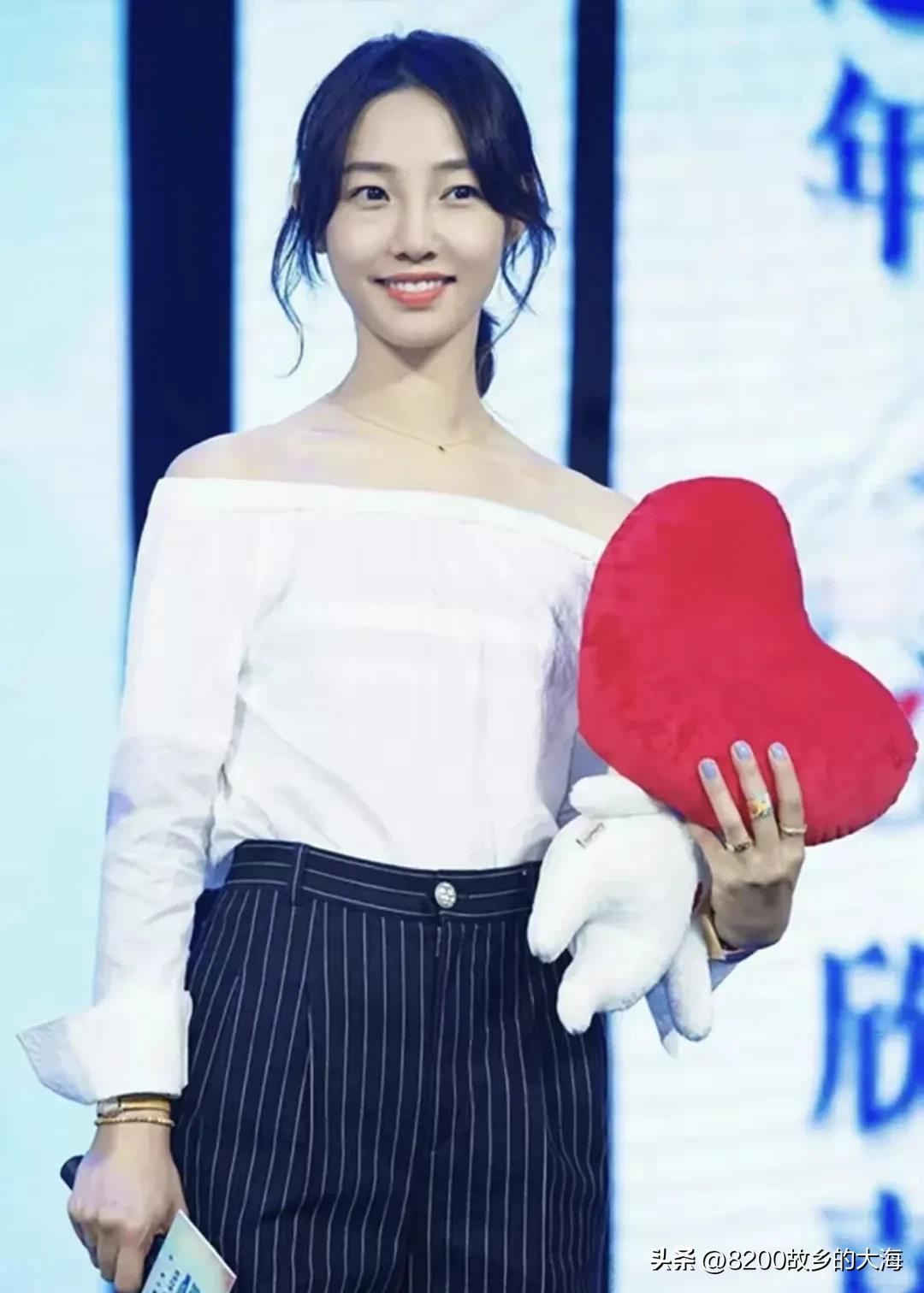 正是看荷花开的好时节,荷花盛开的季节便是人间好时节