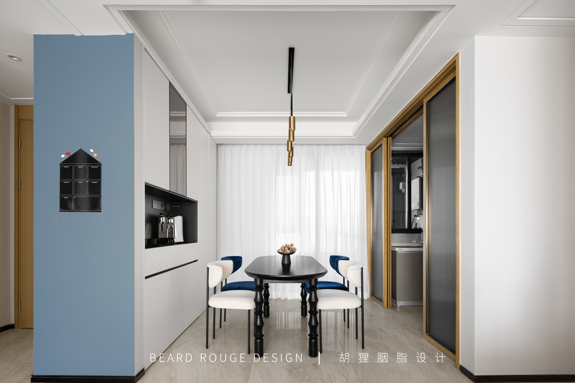 太平鸟克莱因蓝撞色羽绒服女,克莱因蓝撞色卫衣女