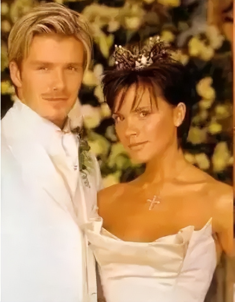 “时尚魔女”王薇薇：63岁离婚，与27岁小鲜肉热恋，她活成了女王