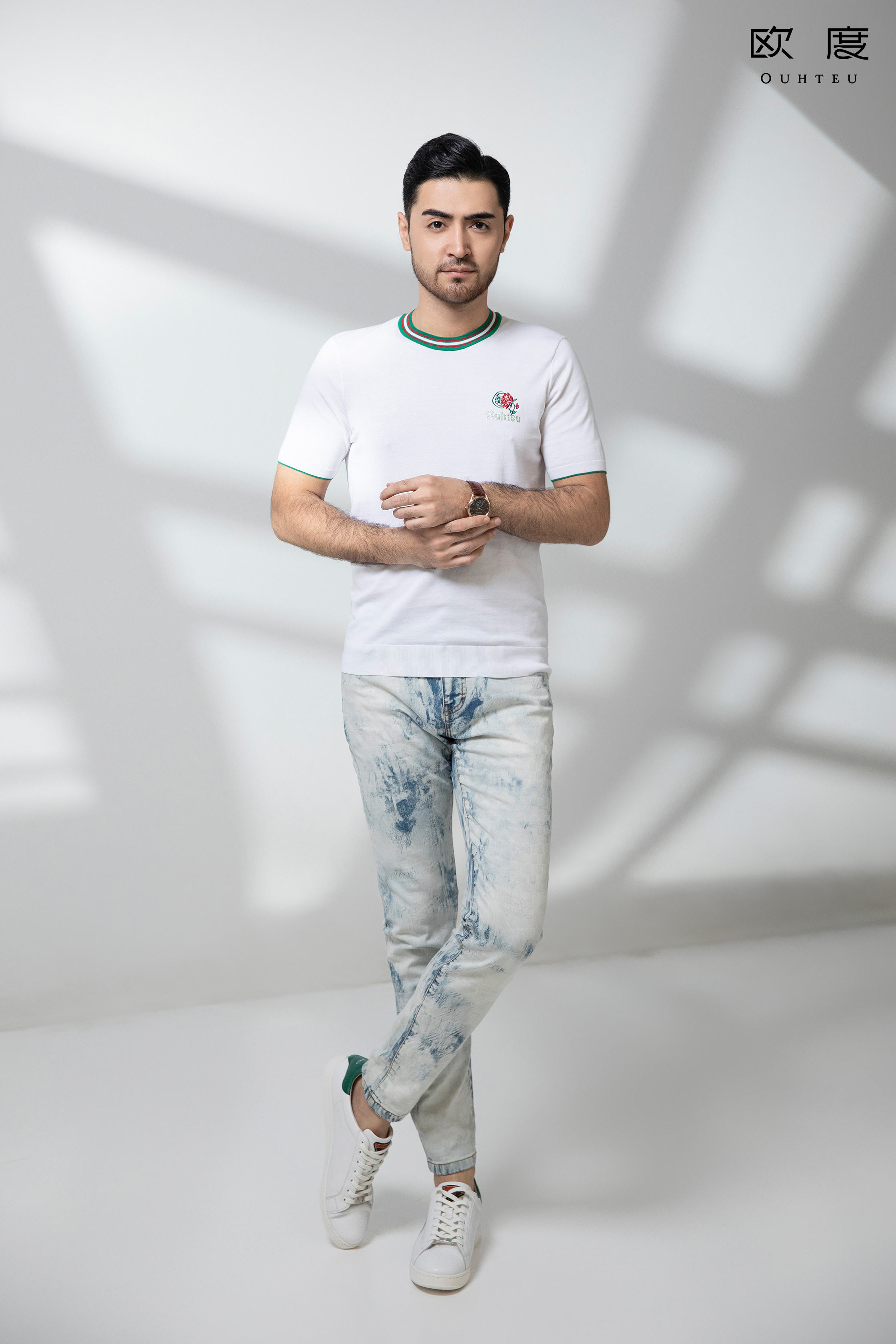 男士米色裤子搭配什么颜色t恤,男士白色t恤配什么裤子最好看