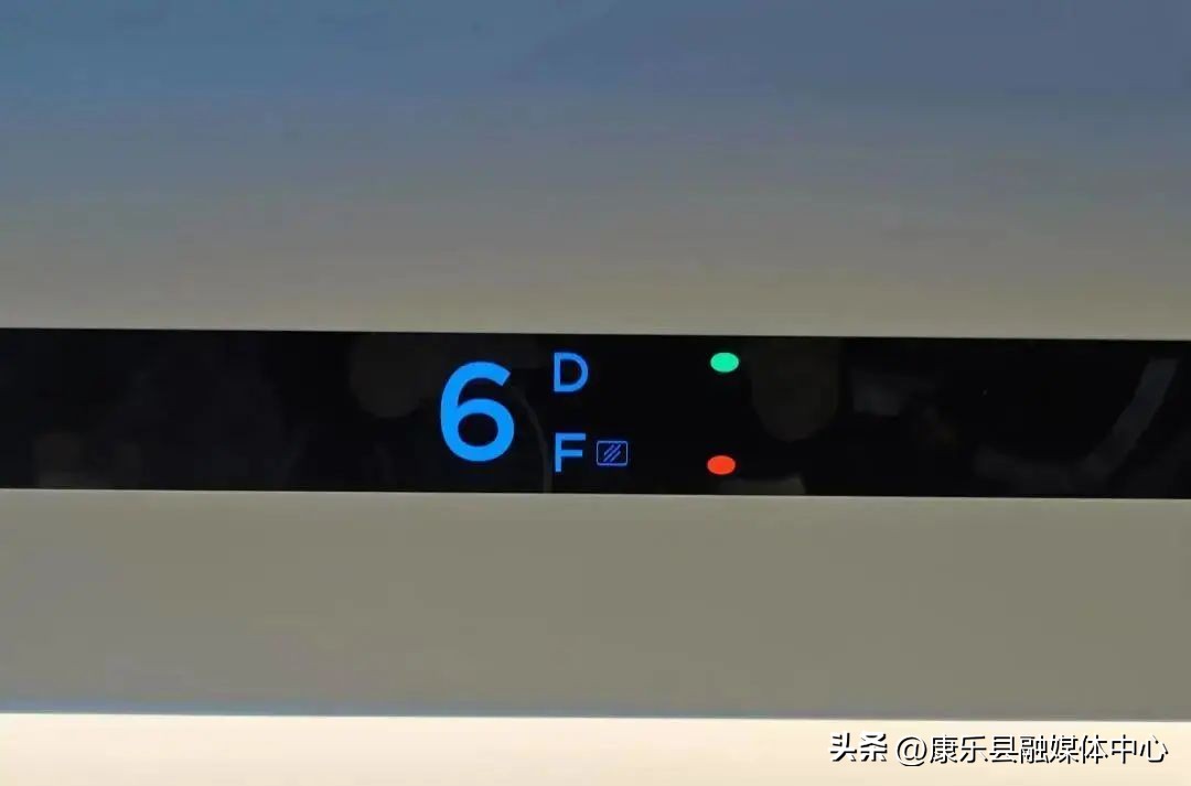 高铁座椅上的按键都有什么作用,高铁一等座如何调节座椅靠背