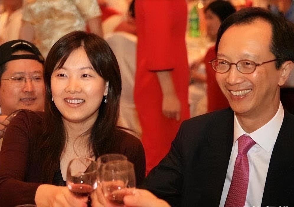 梁锦松一年收入多少亿,梁锦松为香港狂赚3万亿