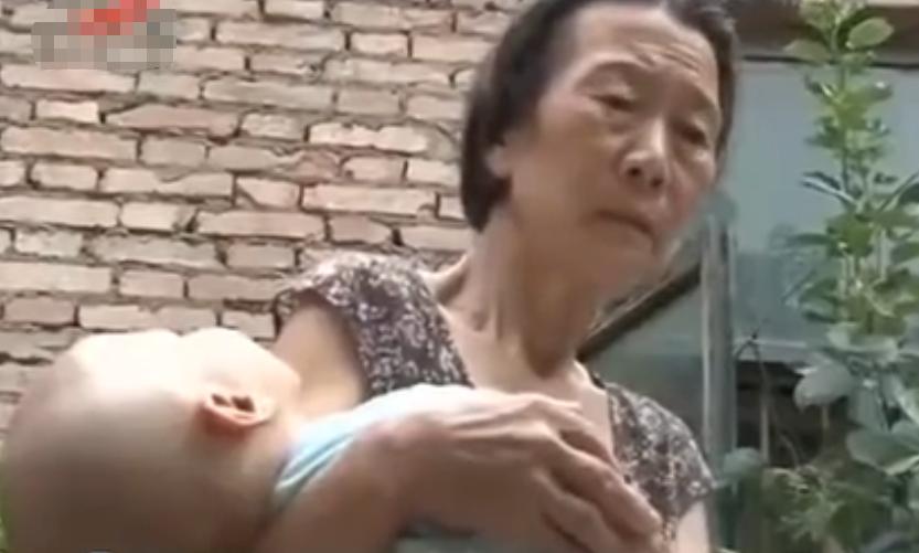 2013年陕西老人花3万多买女婴，半年后却选择报警，哭喊着要退货