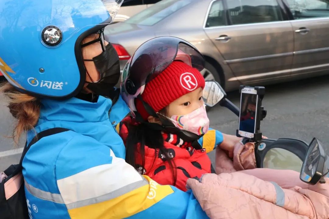 火锅店老板娘破产带着*女幼**跑闪送，每天挣够200元就回家