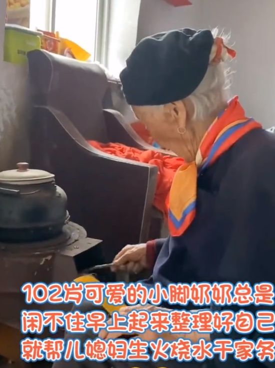 70岁儿子给100岁妈妈送拐杖,七旬老人送102岁母亲拐杖