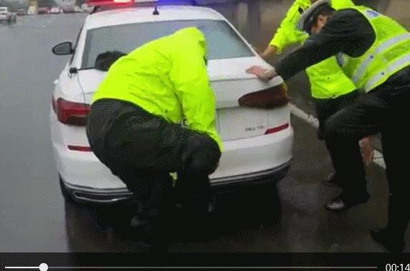 太原交警：窗外下着雨，我在守护你