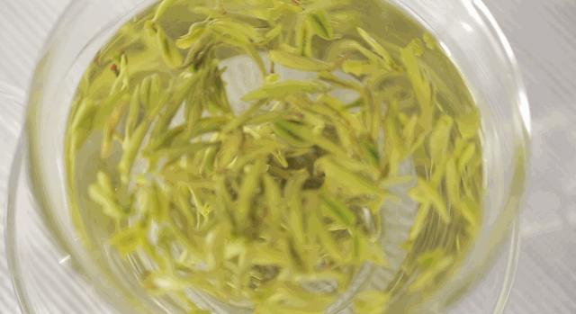 绿茶的蒸炒烘晒味道有哪些不同,绿茶是炒香还是烘香好喝一点