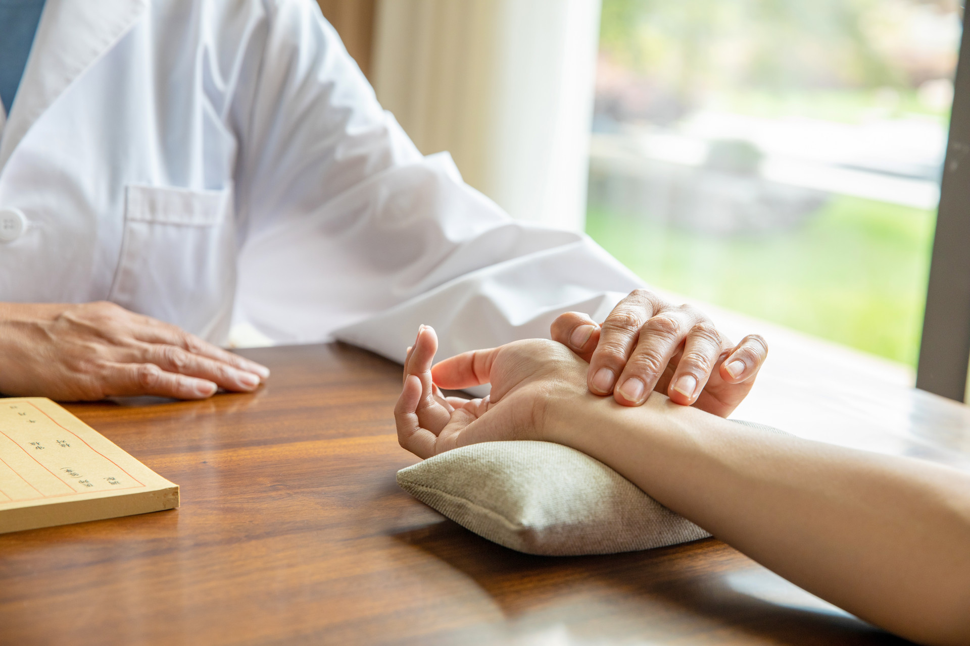 传承中医学对弘扬中华文化的意义,没有家族传承学中医专业有前途吗