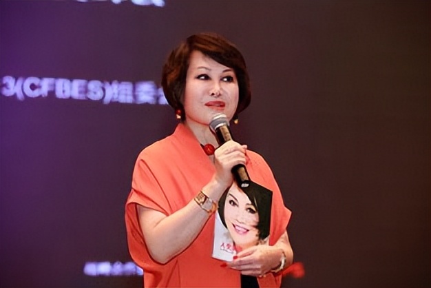 靳羽西资产多少亿,靳羽西稳坐春晚前排20年