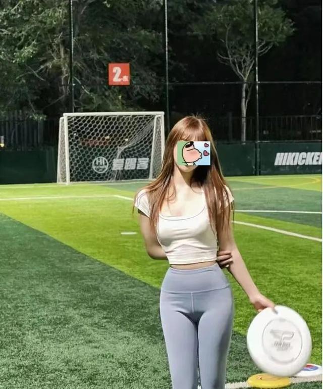美女穿紧身衣玩飞盘，运动5分钟摆拍两小时，网友：飞盘媛？