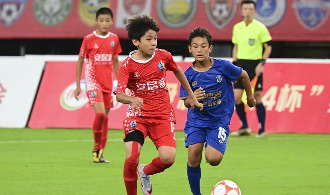 足球小将大空翼接吻,足球少年队员拥抱视频