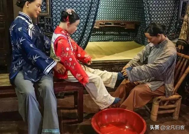 疫情“封城”之于女人“裹脚”，习惯了束缚，强迫放脚都不放