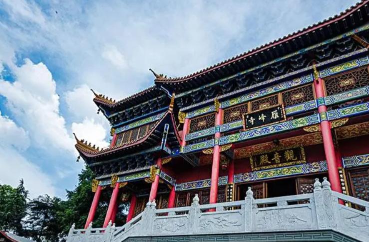 年轻人热爱烧香拜佛,寺庙烧香一年的香火钱