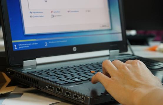 电脑开机显示英文是主机出问题了,电脑出现一堆英文无法开机怎么办